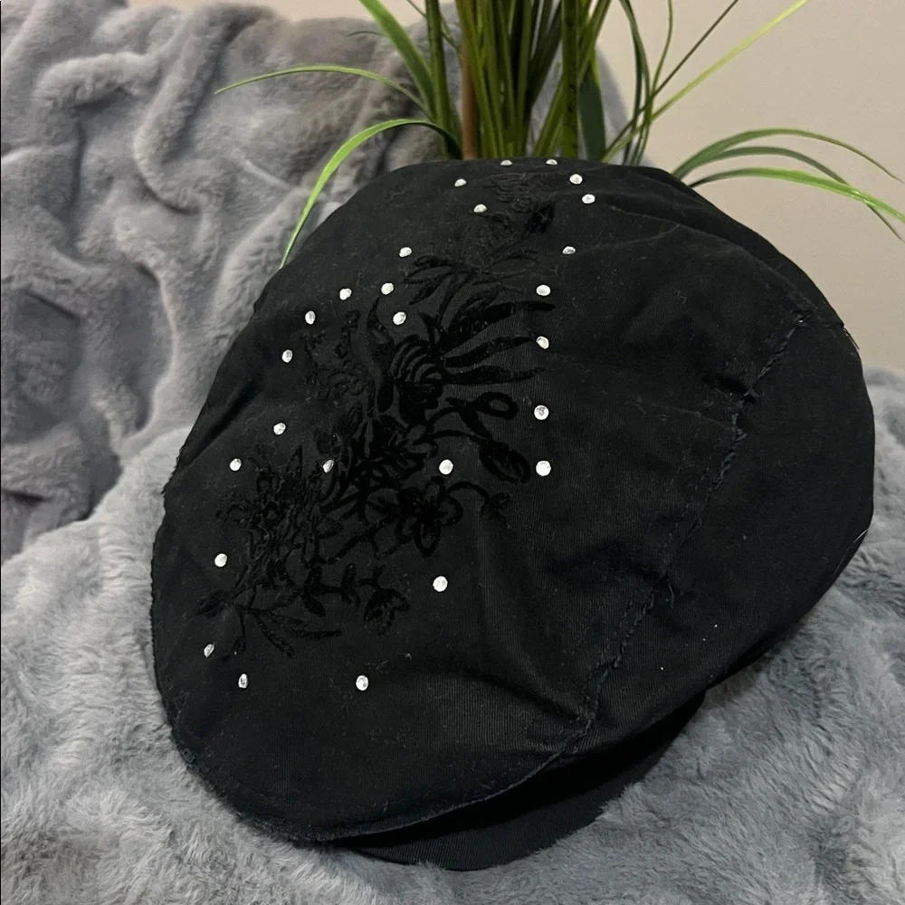 💝 Women's Black Cap with Rhinestones and Velvet Flowers NWT retail $22